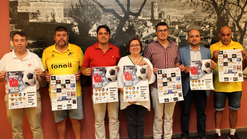 L’alcaldessa Rosa Maria Perelló i el regidor d’Esports, Jaume Folguera, amb els organitzadors del torneig: Xavier Robinat, president de la junta del Club Futbol Sala Tàrrega; Ricardo Martos i Jordi Tamajón, vocals de la junta; i Miquel Àngel González i Al