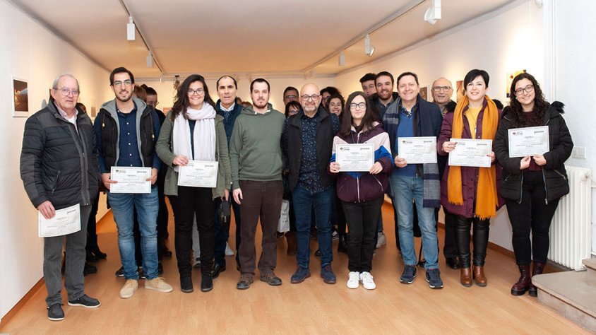 Fotografia de família dels participants en la inauguració de la mostra