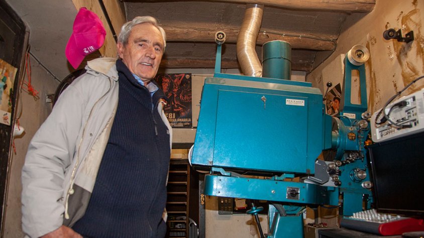 Simó Flotats amb el projector de cinema