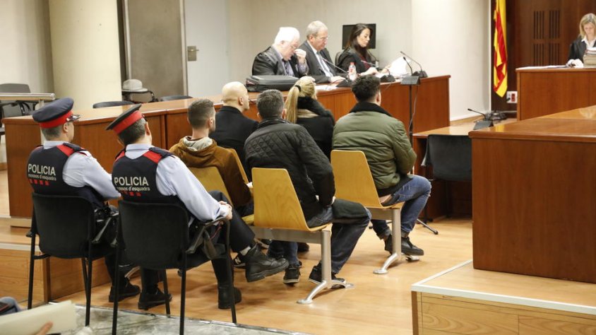 Els tres condemnats (primera fila) i els altres dos acusats (segona fila), ahir a l'Audiència