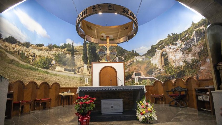 Un gran muntatge fotogràfic cobreix la zona del presbiteri del santuari del Carme de Tàrrega