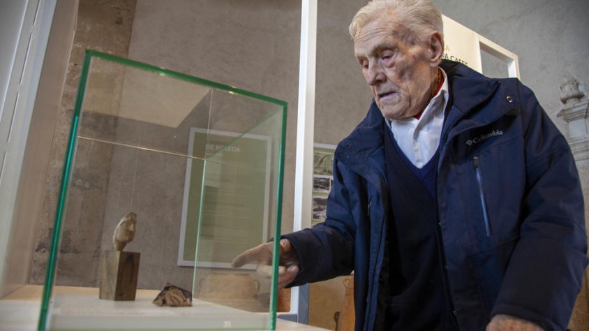 L'historiador Ramon Boleda, ahir al costat d'una de les peces que integren el nou museu