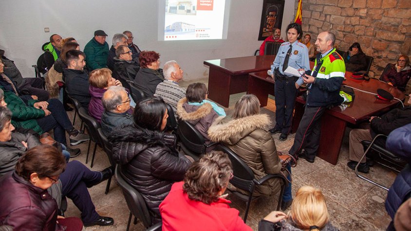 Veïns de Verdú es van reunir ahir amb els Mossos, que els van donar consells de seguretat