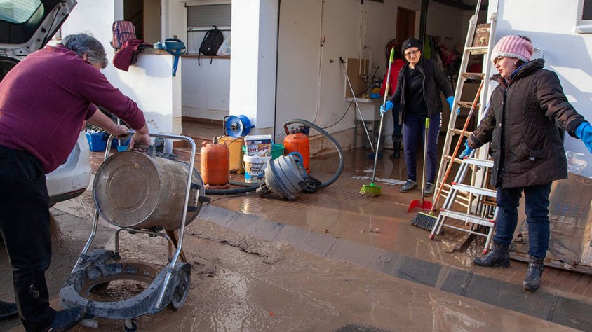 Veïns netegen la seua casa aquest divendres a Agramunt després de la riuada del Sió