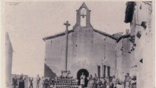 L'ermita de Sant Miquel en una fotografia de l'any 1887, acompanyada dels càntirs i dels cantirers que hi havia en les cases anomenades de la Serra, a tocar de l'ermita