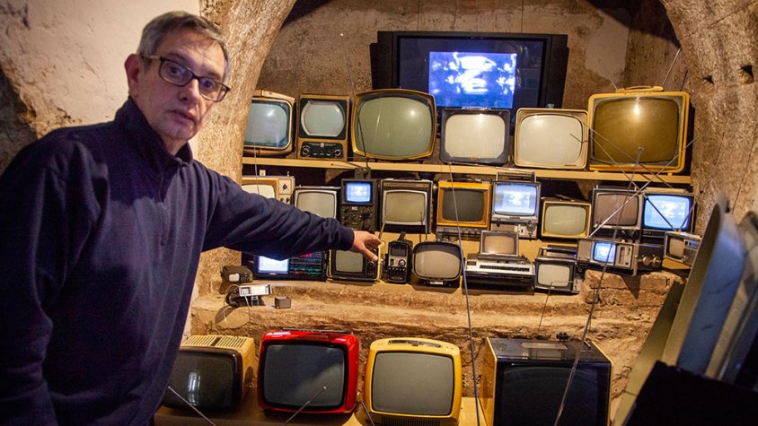 El responsable de la fundació, Manuel de Sanz, amb desenes de televisors amb nansa per poder transportar-los fàcilment