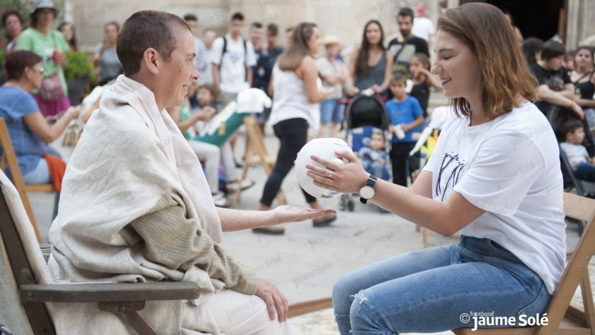 Imatge d'arxiu de l'acció inaugural de FiraTàrrega 2017