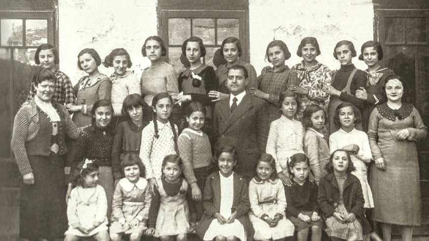 t Les alumnes de l'Acadèmia Comercial, 1934. De dalt a baix i d'esquerra a dreta. Fila de dalt: Angelina Vila, Maria Jové, Carme Bonjoch, Teresina Massip, Montserrat Muntada, Mercè Montfort, Rosa Castellana, Agnès Segarra, Francesca Massip i Antònia Ramon