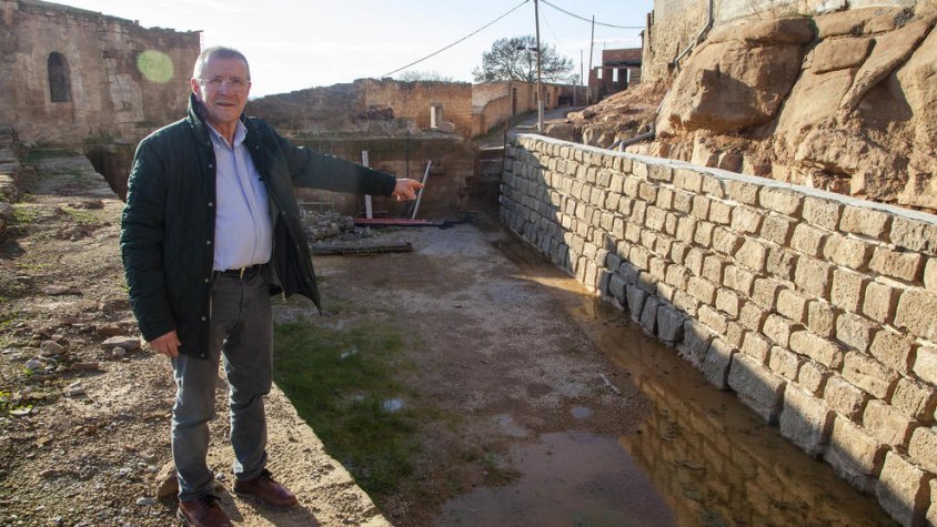 L'alcalde, Joan Eroles, mostra part del nou passeig