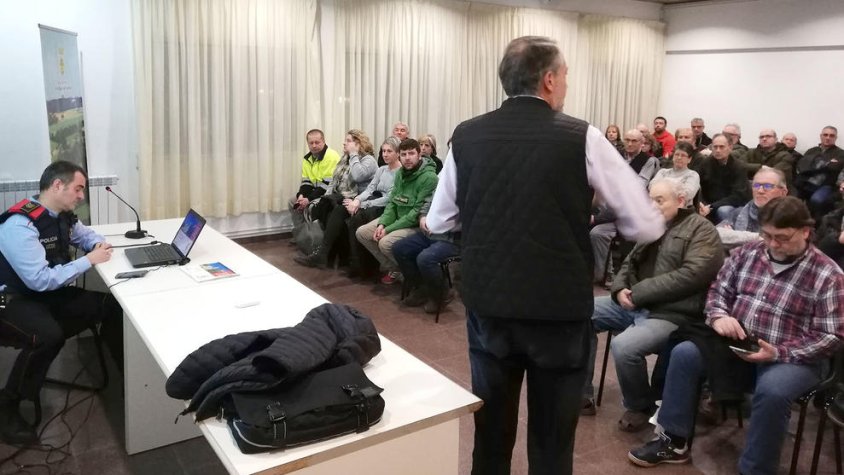 Imatge de la reunió dels Mossos amb els veïns de Sant Guim de Freixenet divendres passat