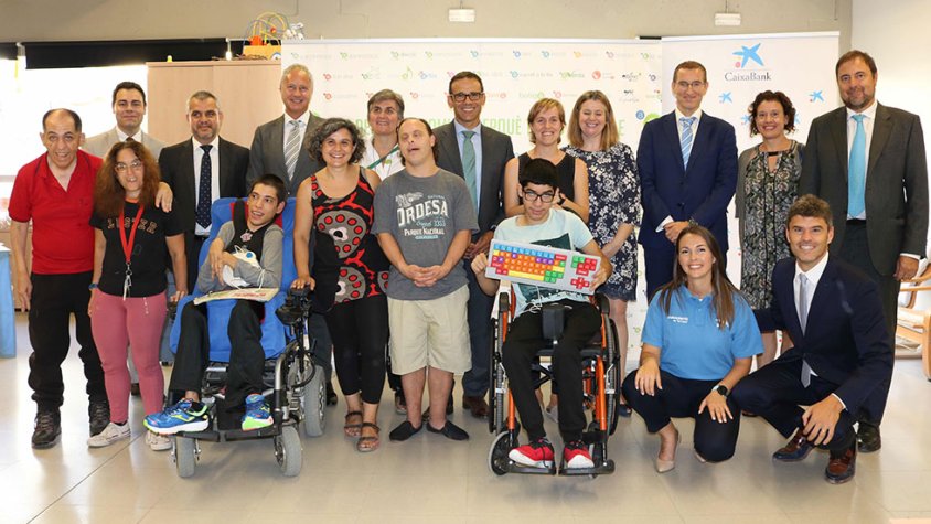 Aquest matí s'ha signat l'acord entre CaixaBank i l'Associació Alba