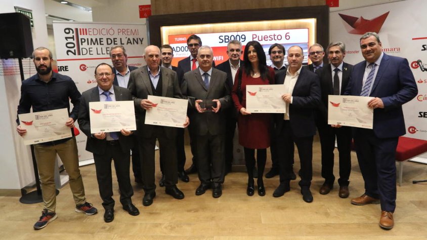 Fotografia de família dels guardonats amb els representants de l'organització del premi Pime