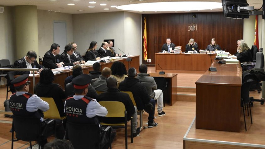 Nou dels deu acusats, asseguts al banc de l'Audiència