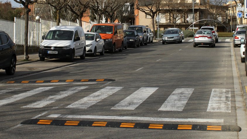 Bandes reductores a l'avinguda de l'Onze de Setembre, vial on hi ha equipaments socials i educatius