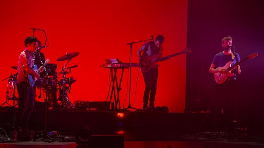 Els quatre integrants de la banda, en plena actuació