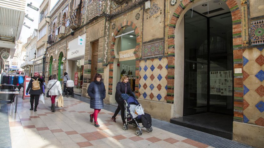 El cèntric carrer Santa Anna veurà com tanquen tres botigues en menys de dos mesos