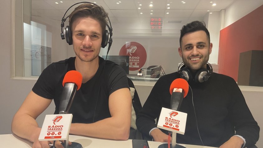 Dos dels creadors del projecte als micròfons de Ràdio Tàrrega