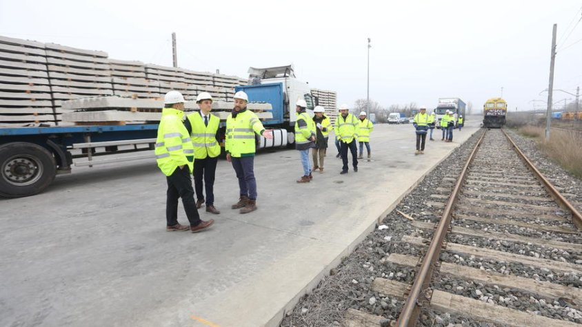 Al camió, les noves travesses de formigó que substituiran les de fusta que ara hi ha a la via