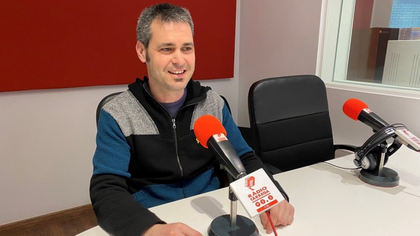 El regidor d'Educació, Xavier Rossell Aparicio, durant la seva entrevista a Ràdio Tàrrega