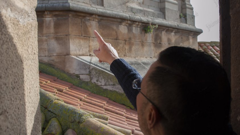 Mossèn Vilaseca assenyalant l'exterior del cimbori de l'església parroquial de Santa Maria de l'Alba
