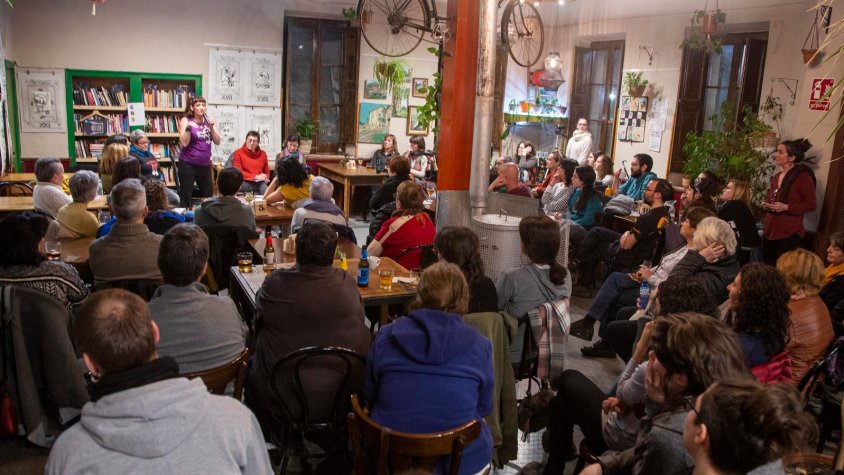 El bar Centro de Maldà ple per seguir el debat