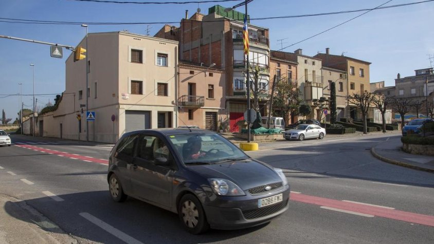 Imatge del principal accés al centre del poble a peu de la C-53, una via molt transitada.