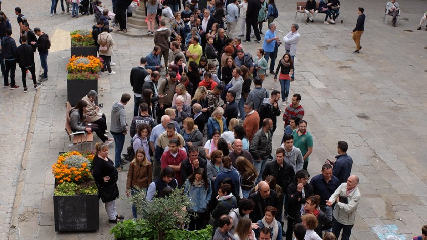 La cua que hi havia a la plaça de l'Ajuntament de Tàrrega per participar en el referèndum l'1-O al migdia