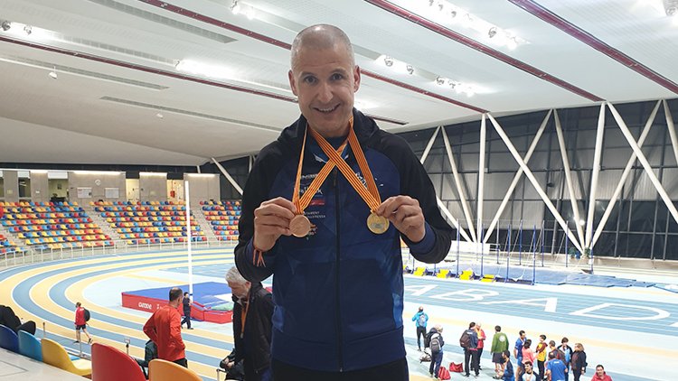 Josep Ramon Sanahuja amb les dues darreres medalles que ha aconseguit
