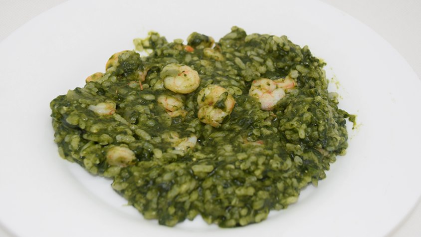 Risotto d'espinacs i gambes, una estratègia atractiva per menjar verdures de fulla