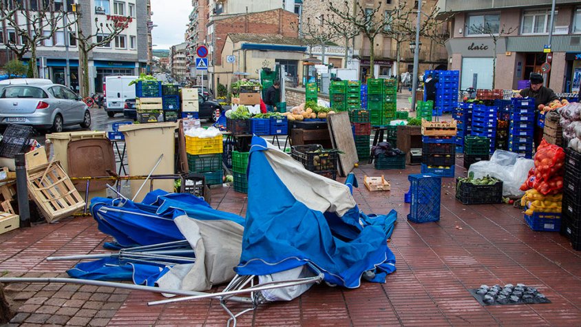 El vent va fer plegar parades del mercat setmanal dels dilluns