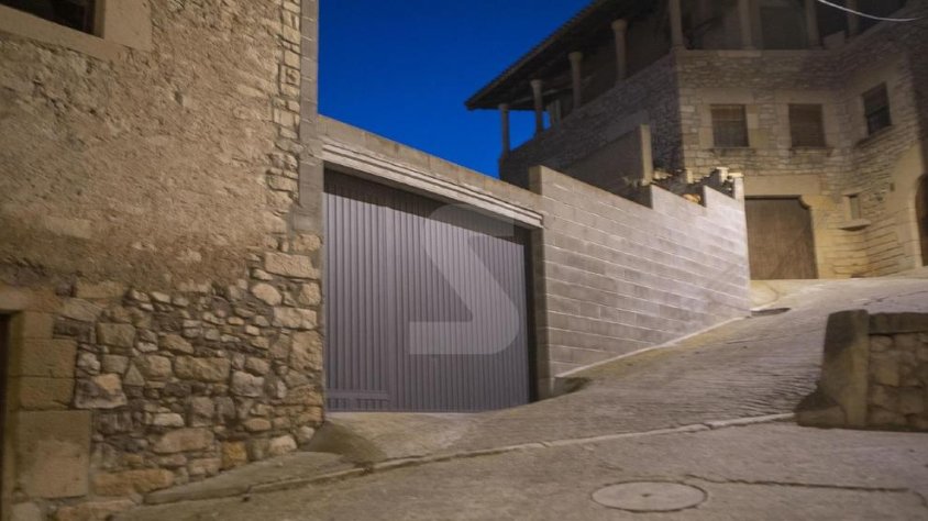 Porta per la qual van accedir els assaltants a l'habitatge