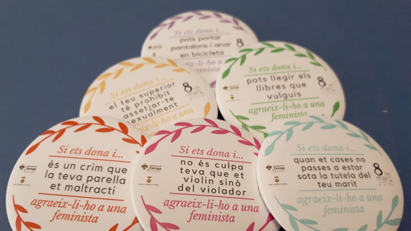 Xapes amb alguns dels missatges que posa en valor la campanya "Si ets dona i... agraeix-li-ho a una feminista"