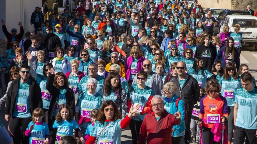 Els participants de la caminada de sis quilòmetres van estar precedits per ciclistes del Club Alba