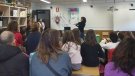 L'alcaldessa de Tàrrega explica un conte a l'Escola Àngel Guimerà