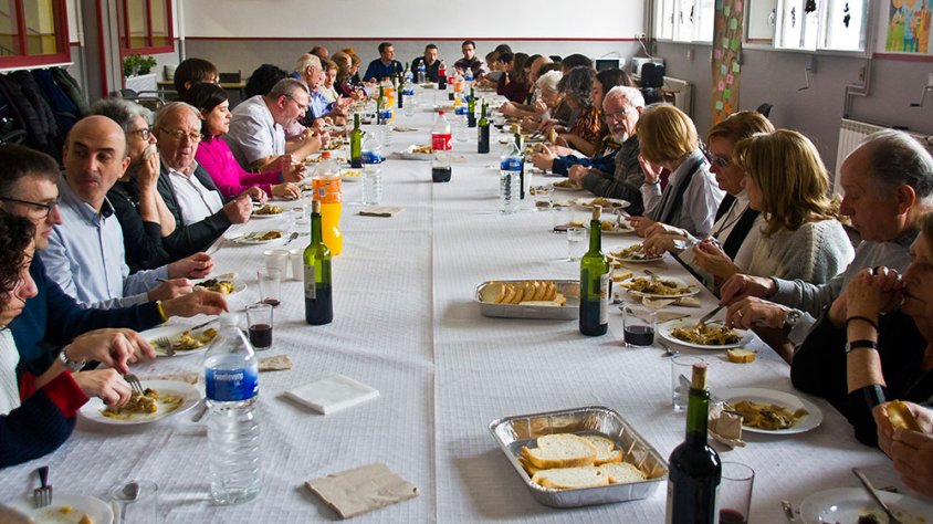 Una perspectiva de la gran taula del Dinar de la Família Unida