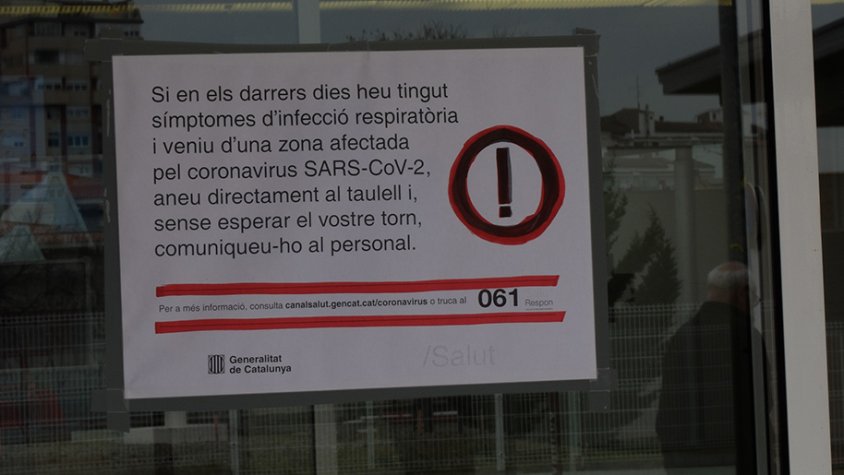 Un cartell penjat a les portes del CAP de Tàrrega les primeres setmanes de la pandèmia