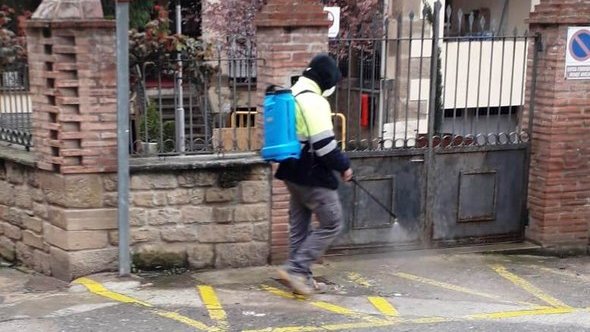 Tasques de desinfecció de la via pública a Agramunt