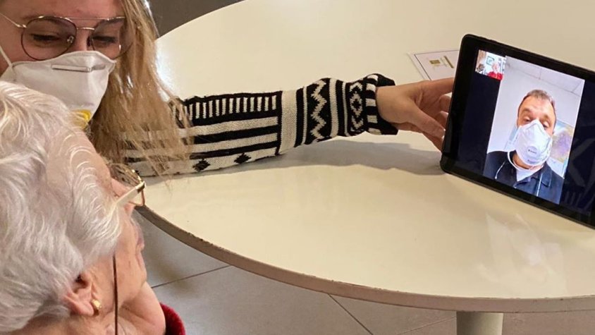 Una usuària de la Llar d'Avis El Carme fa una videoconferència amb un familiar seu