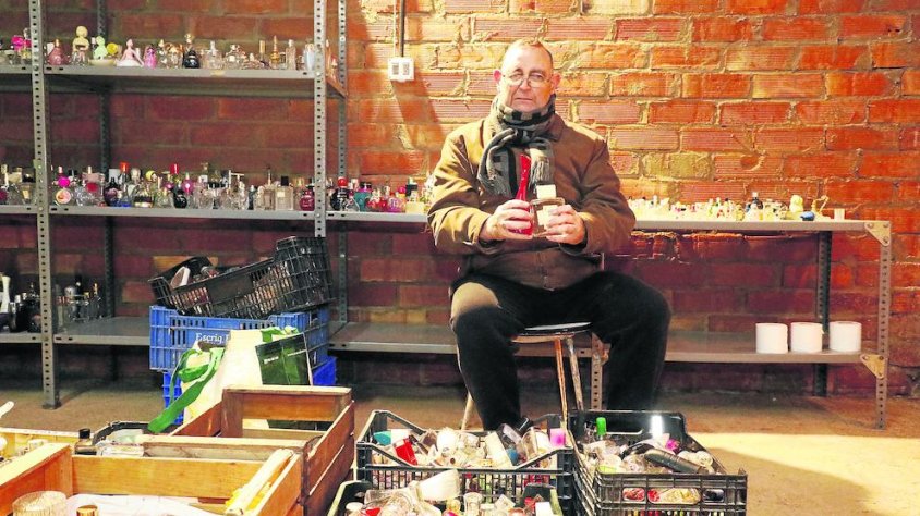 Imatge de Ramon Ribé amb part de la seua col·lecció de colònies