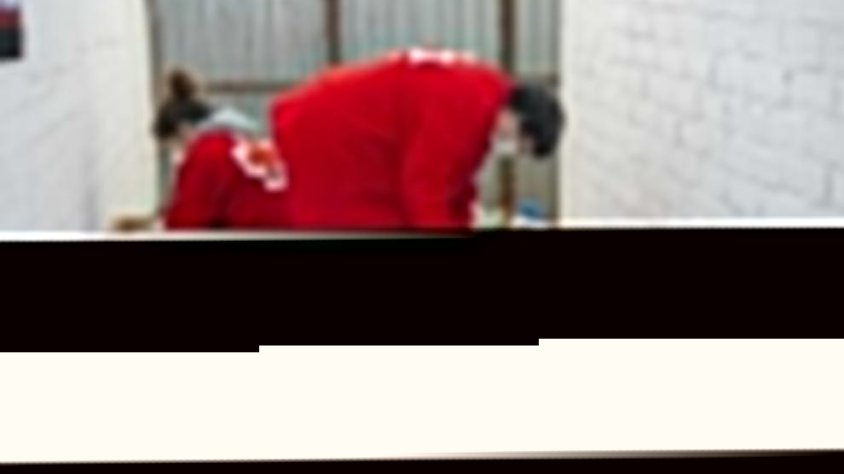 Dos voluntaris organitzant el menjar