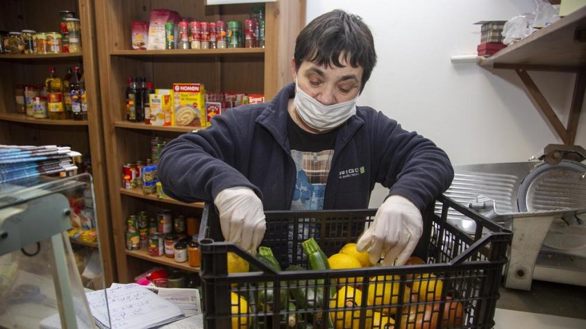 L'encarregada de l'única botiga de Nalec preparant una de les caixes de menjar que repartirà a domicili, segons indicacions de l'alcaldessa