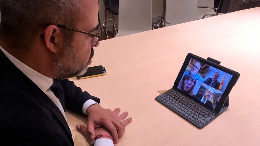 El conseller d'Interior, Miquel Buch, reunit en videoconferència amb Brauli Duart, Pere Ferrer, i els comissaris Cristina Manresa i Busqueta, dels Mossos d'Esquadra