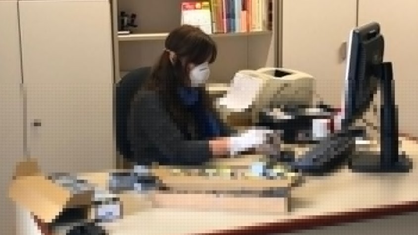 Una treballadora del Consell amb les targetes que van rebre ahir