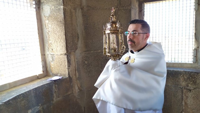 Mossèn Vilaseca amb les relíquies de les Santes Espines