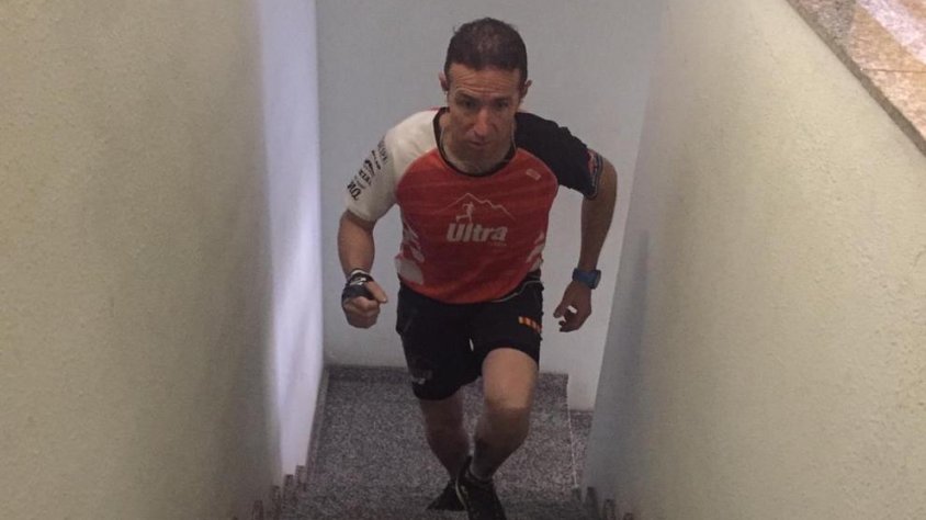 Raül Arenas entrenant-se a les escales de casa seva