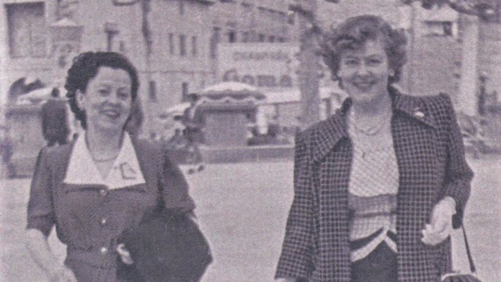 Maria Castellà amb la seva germana Teresa Castellà passejant pel Pati de Tàrrega a mitjans dels anys 1950