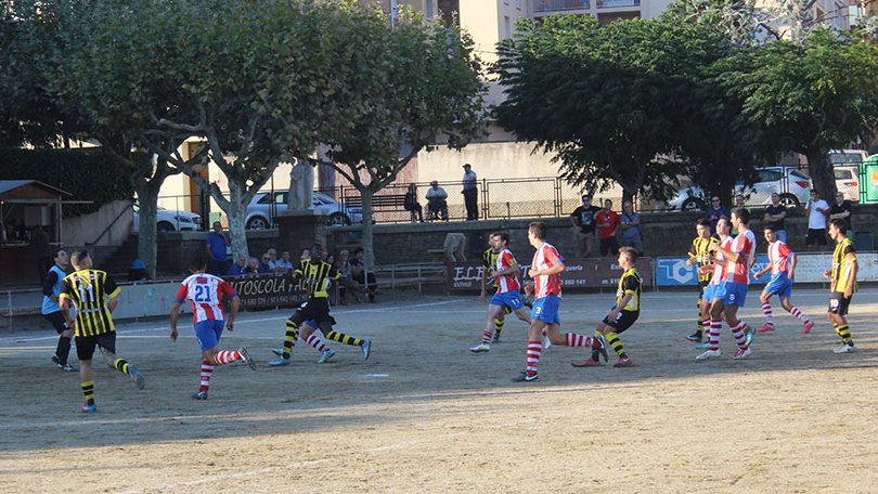 Una imatge del partit al camp de la Pobla de Segur