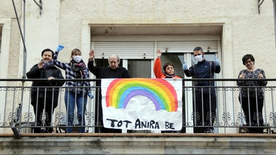 Usuaris de Ca n'Aleix que han penjat un cartell al balcó amb el lema "Tot anirà bé"