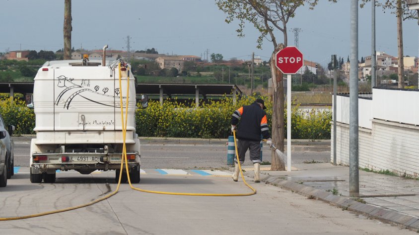 Part de la Brigada Municipal es dedica a desinfectar la via pública