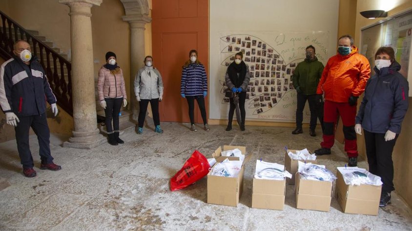 Voluntaris de Tornabous amb les mascaretes que van repartir ahir
